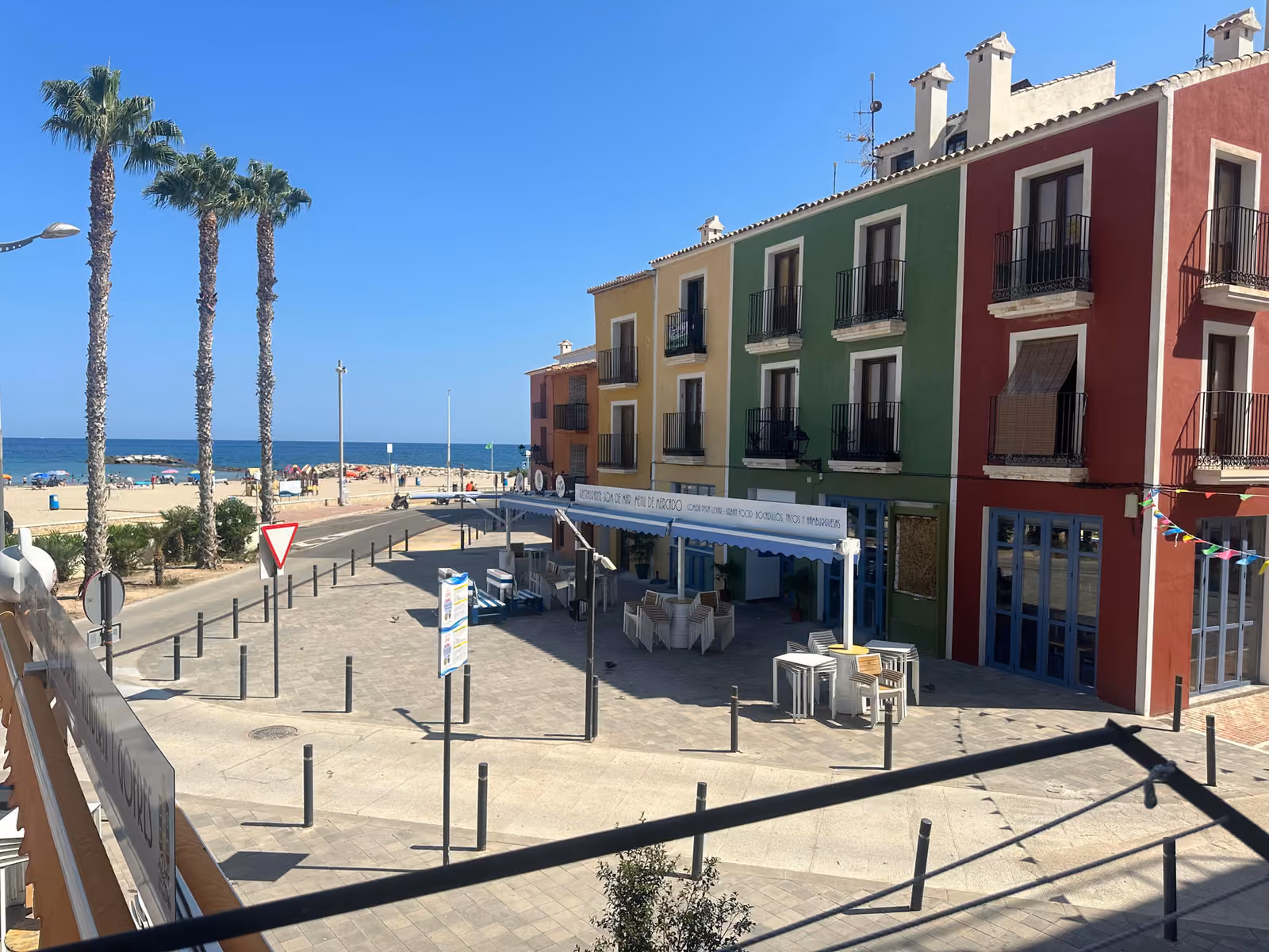 Fila de casas de fachadas estrechas y de colores en el paseo marítimo de Villajoyosa