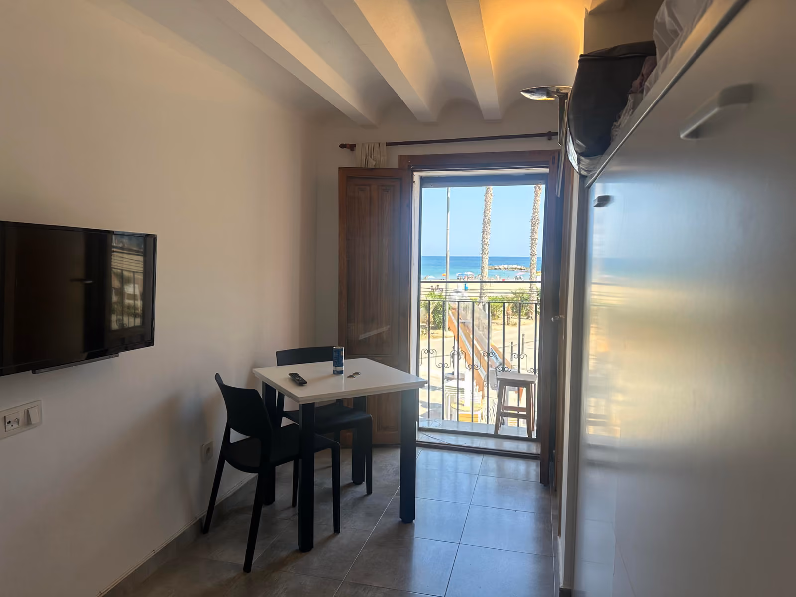 Estudio de Arsenal 31 con escritorio y salida al paseo marítimo