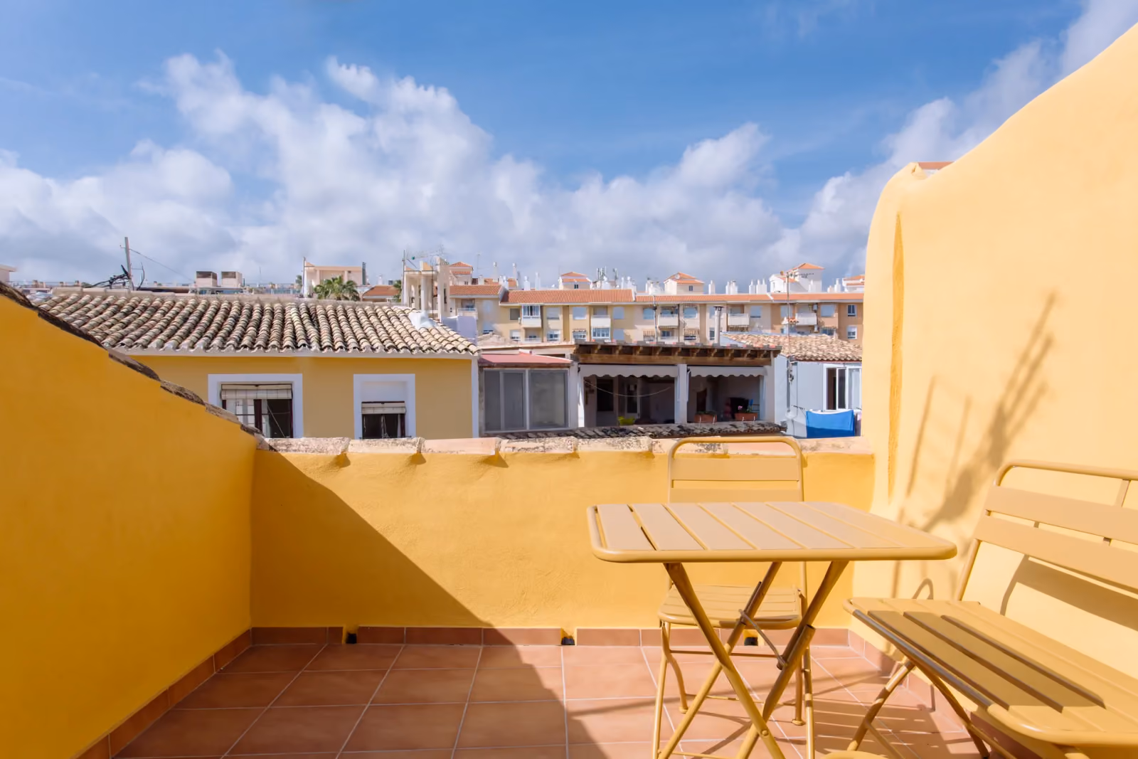 Terraza de Artemaris sobre los tejados de la Vila