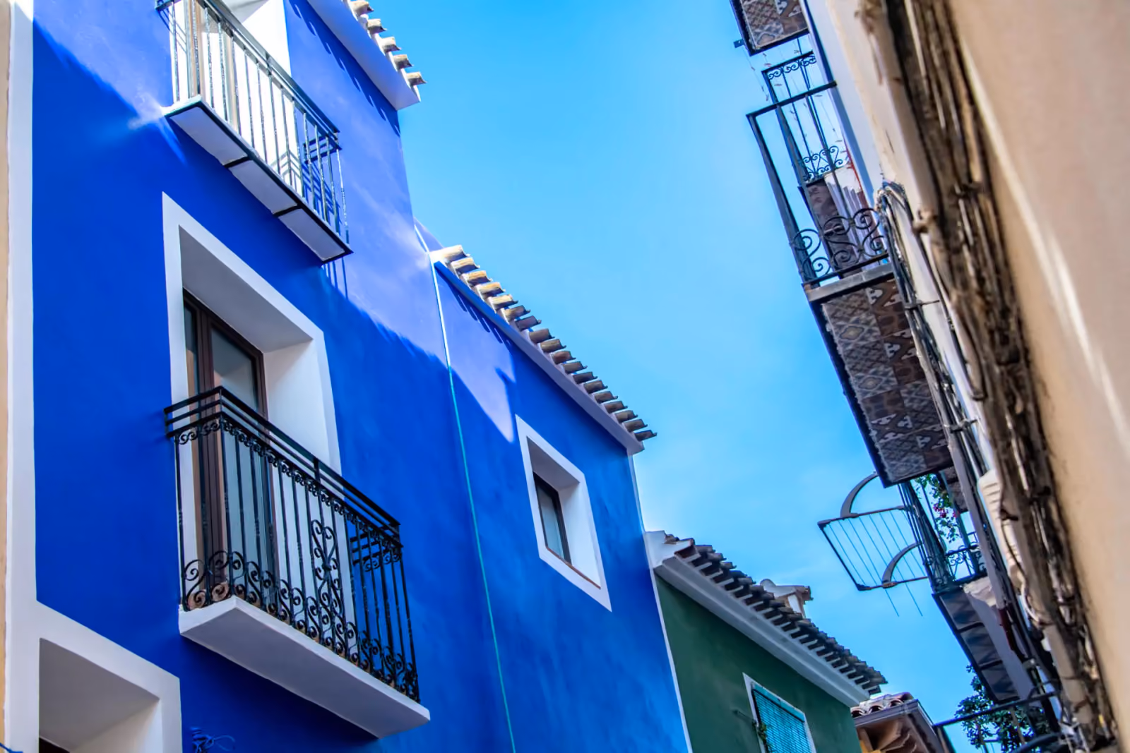 Fachada azul del edificio de Hort en el casco antiguo