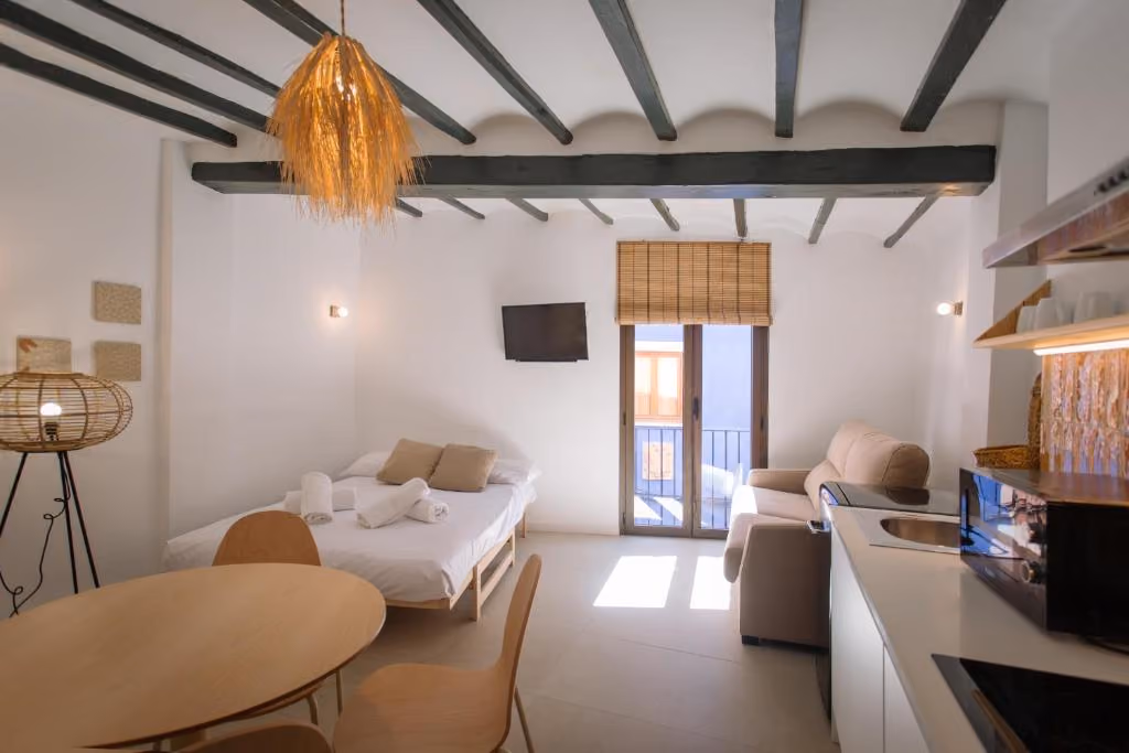 Salón de Mayor 36 con vigas de madera y salida al balcón