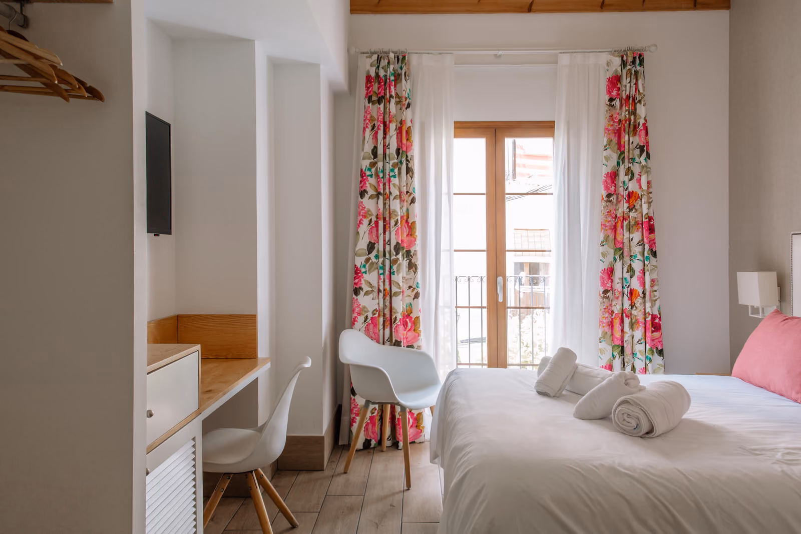 Habitación Rosal con camas gemelas y balcón a la calle